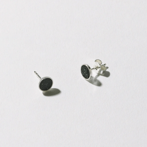 [4260664520016] Hartgut Buntbeton - 7mm Ohrstecker (Paar) Silberfassung - Graubeton - Nacht (schwarz)