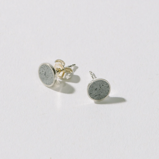 [4260664521013] Hartgut Buntbeton - 7mm Ohrstecker (Paar) Silberfassung - Graubeton - Nebel (hellgrau)